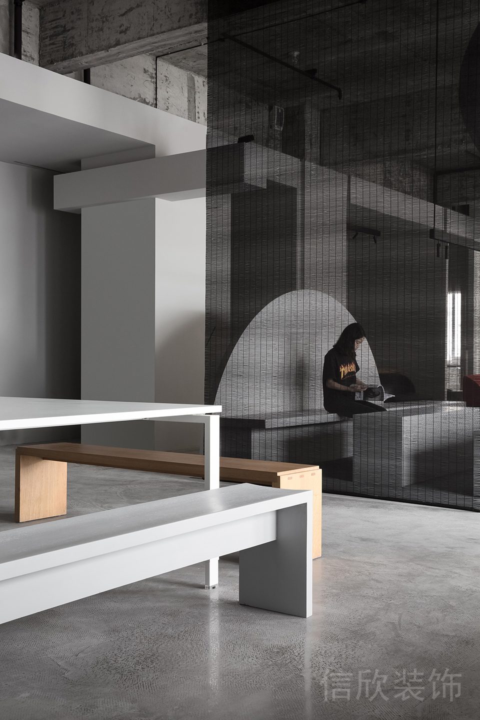 工業風天花墻體隔斷裸露天花裝修灰色調辦公室休息區