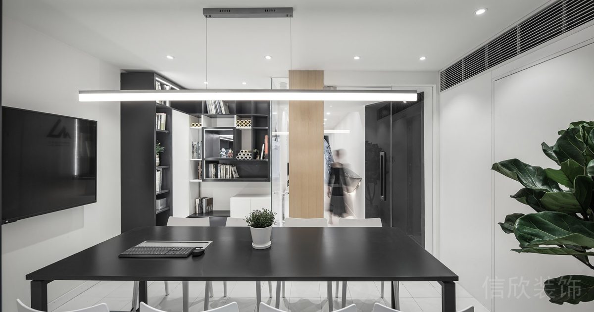 黑白色調(diào)辦公室裝修水平延展的會(huì)議室極簡(jiǎn)風(fēng)效果圖