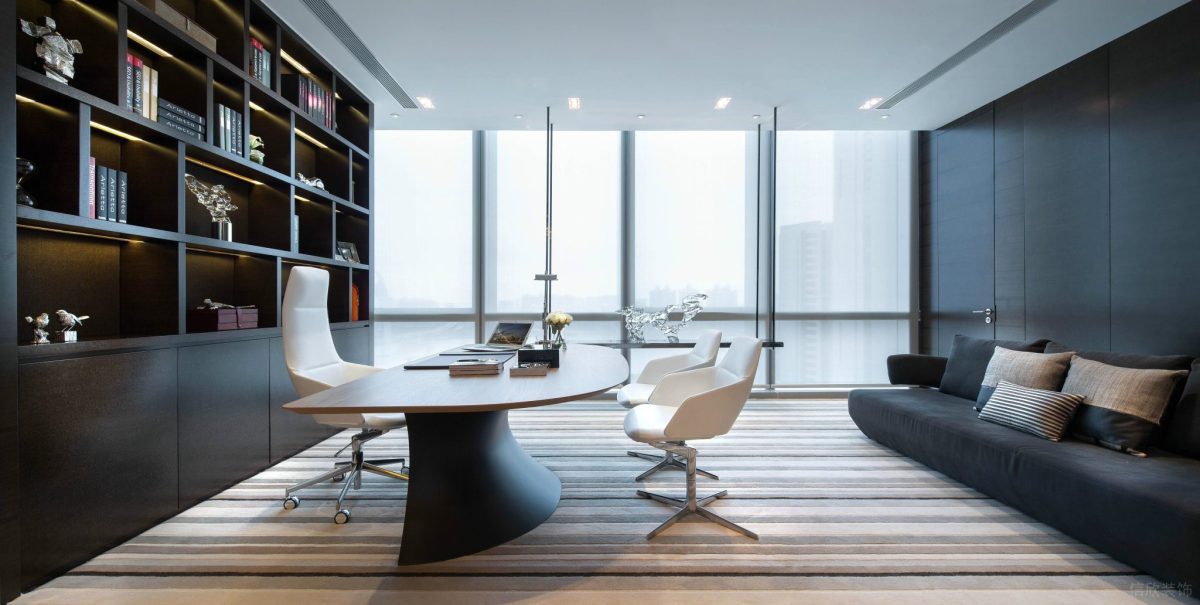 黑白色調(diào)會議室裝修效果黑色沙發(fā)收納墻柜玻璃辦公室效果