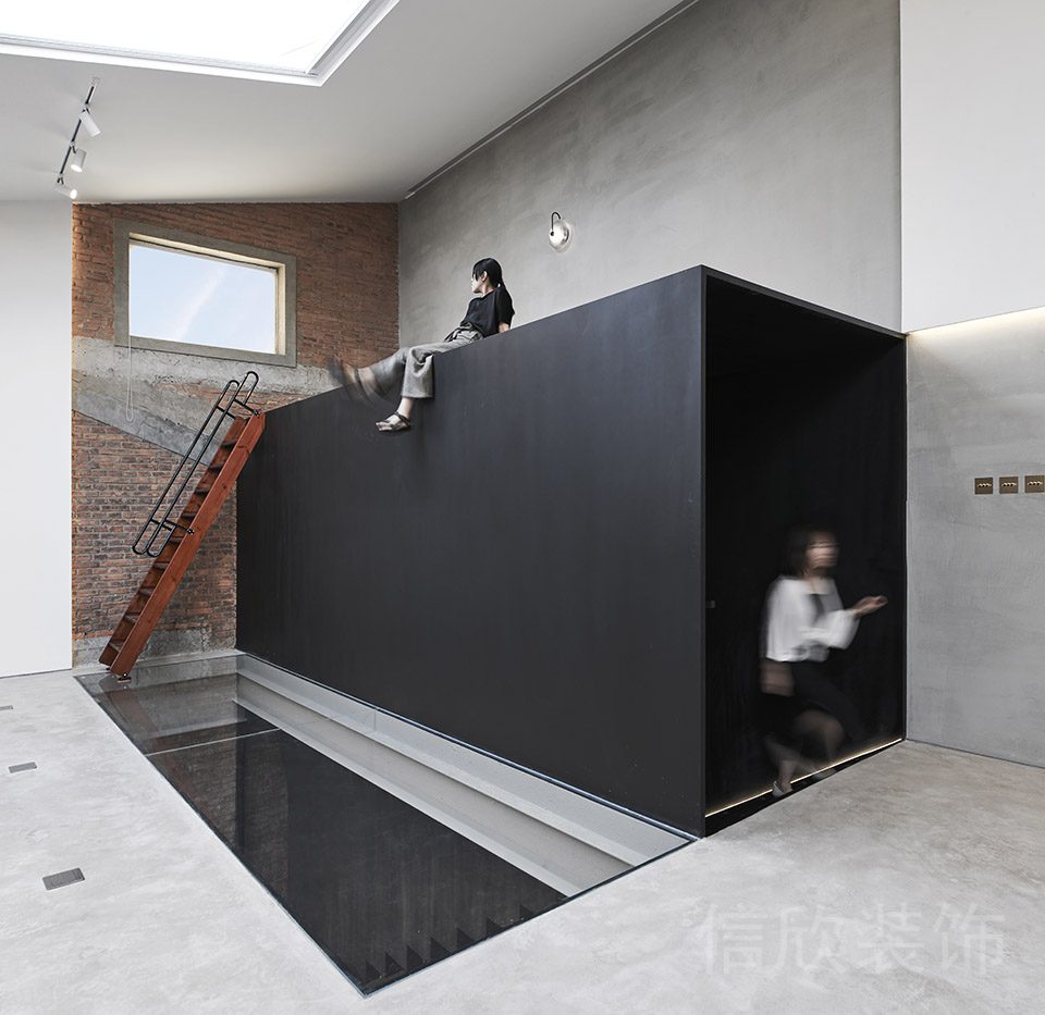黑色過道獨(dú)立休息區(qū)員工開放式區(qū)域玻璃地板過道辦公室設(shè)計
