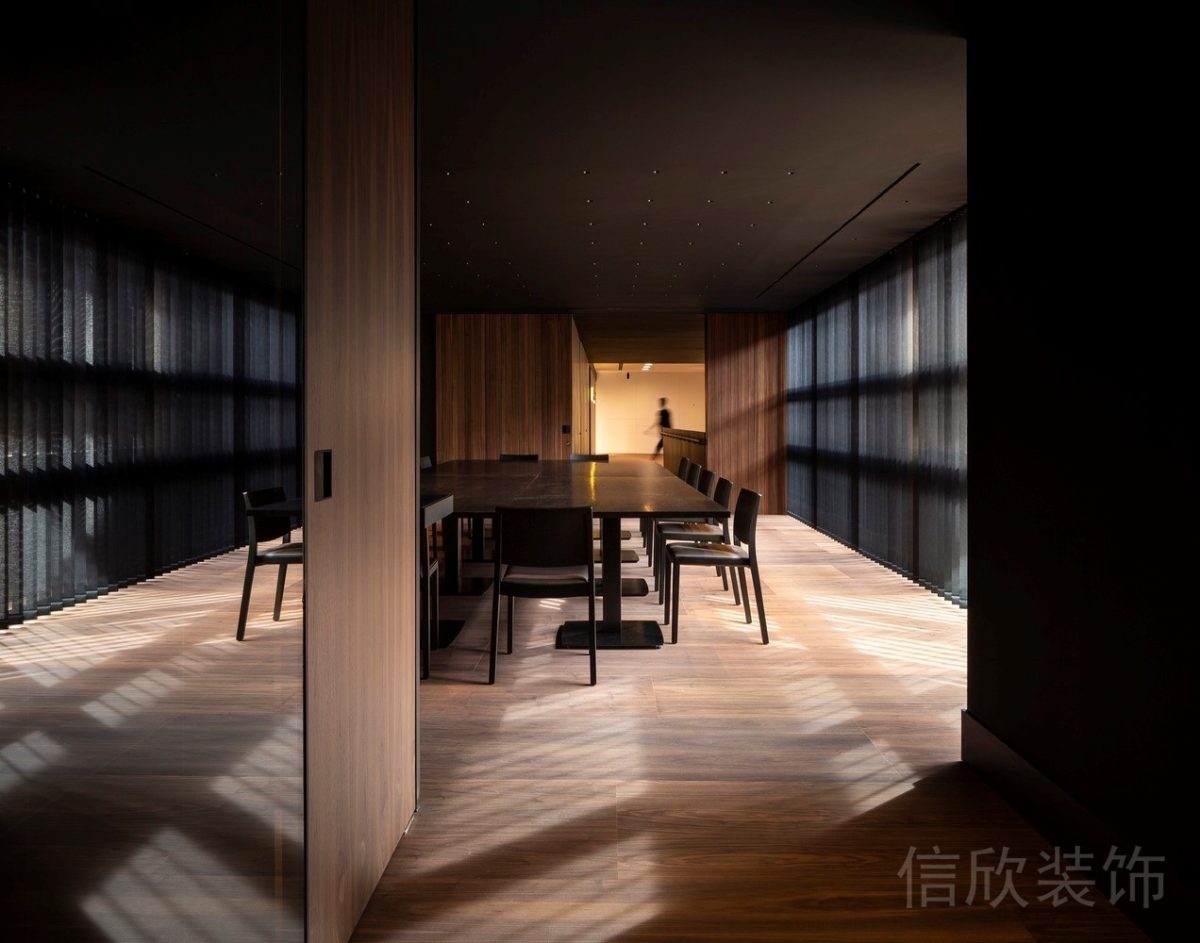 黑色鋁合金天花板裝修紅木地板設(shè)計(jì)辦公室會(huì)議室設(shè)計(jì)圖