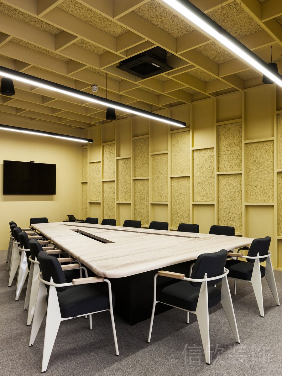 黃色墻面天花板裝修原木桌椅裝修設(shè)計(jì)辦公室會議室裝修設(shè)計(jì)