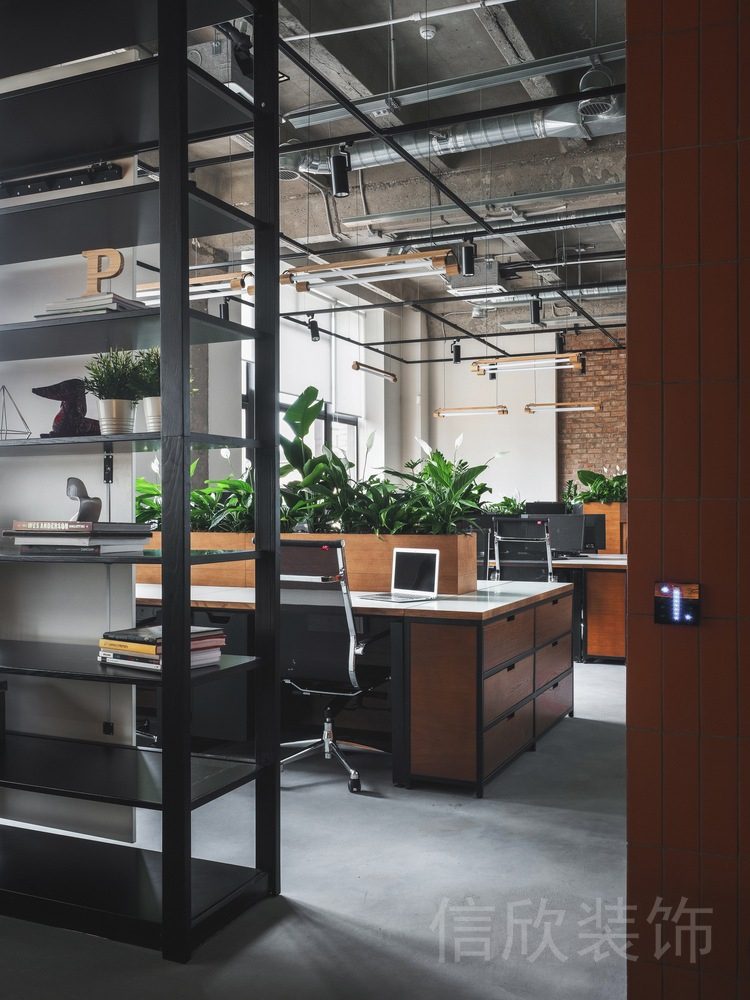 黑色置物柜裝修設(shè)計原木風復(fù)古紅墻工作桌設(shè)計