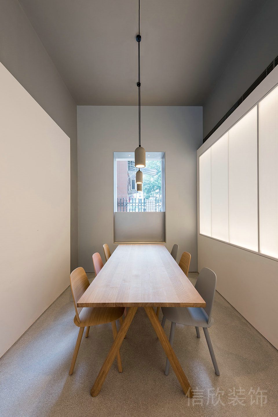 會議室簡約風(fēng)木質(zhì)長桌咖啡館討論區(qū)天花吊頂現(xiàn)代簡約風(fēng)