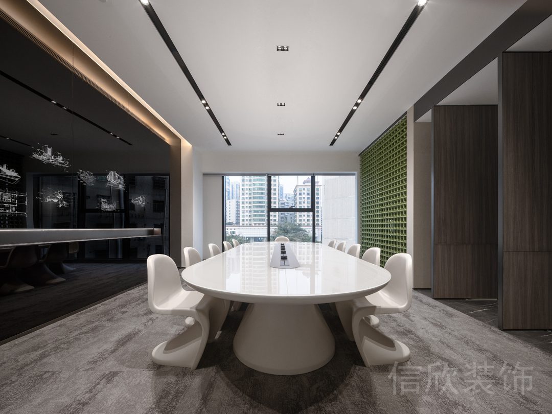 會(huì)議室裝修設(shè)計(jì)直線式長(zhǎng)桌效果地毯裝修木飾面偏軸門琺瑯板材裝修