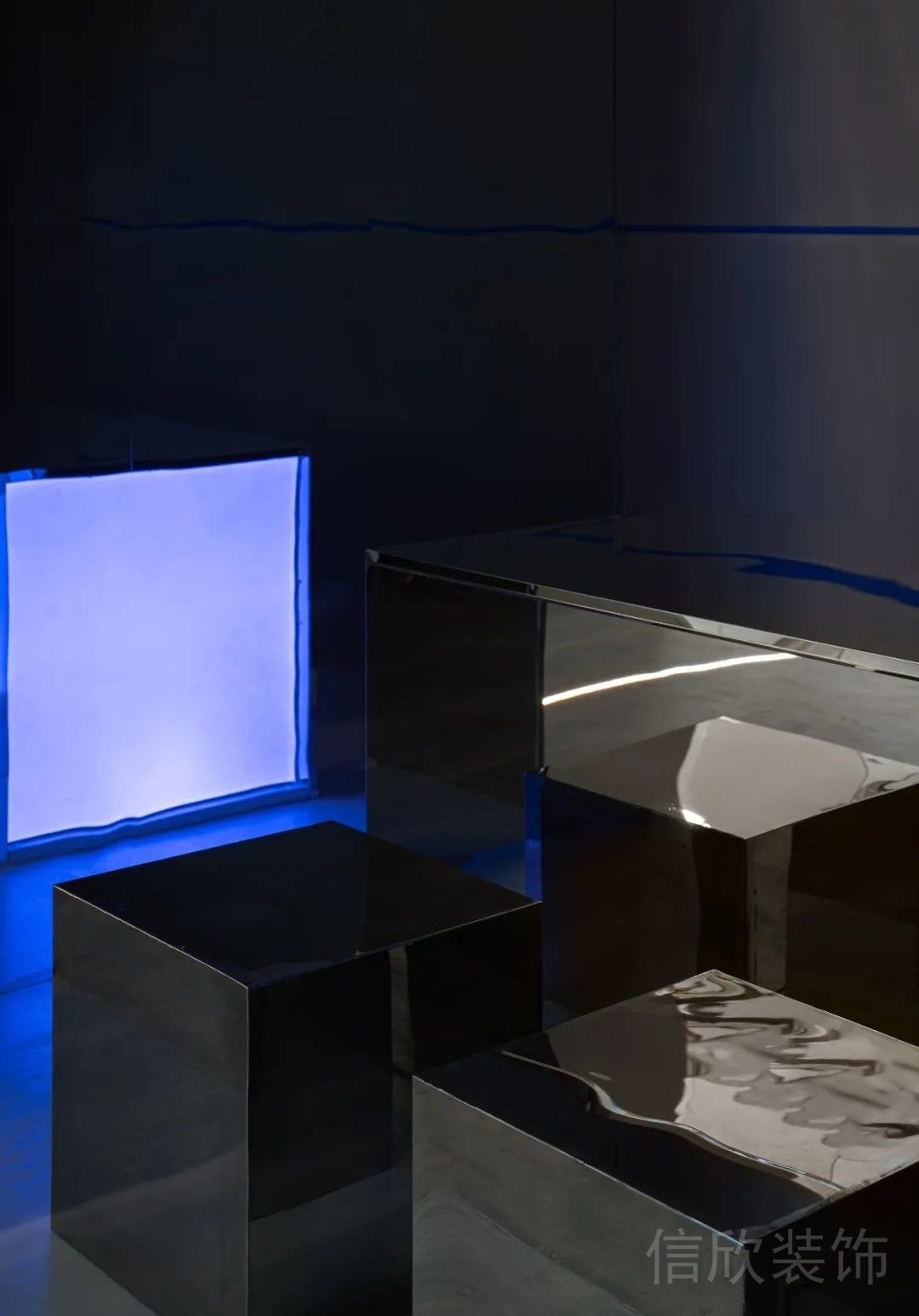 藍色霓虹燈裝修鋁合金桌椅設(shè)計健身房休息區(qū)