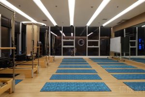 藍(lán)色瑜伽墊搭配原木地板排列式普拉提器材瑜伽機(jī)構(gòu)設(shè)計(jì)圖