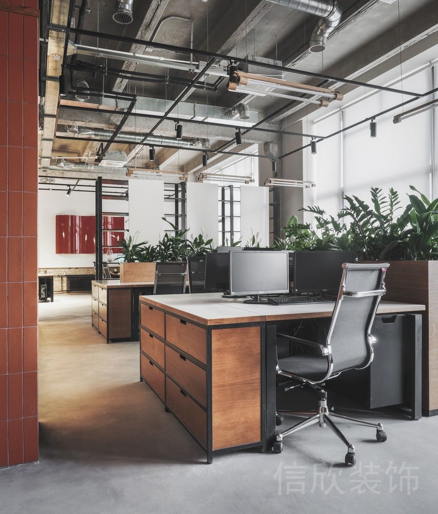 木質(zhì)工作桌綠植設(shè)計(jì)工業(yè)風(fēng)天花裝修復(fù)古紅磚辦公室過道裝修