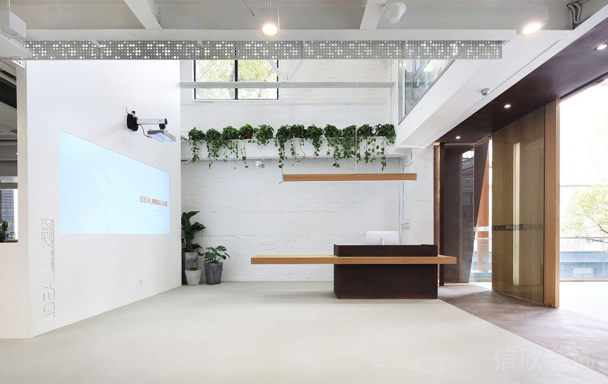 內(nèi)嵌式顯示屏裝修設計簡約風大廳玻璃過道效果