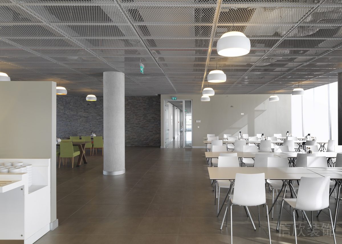 全灰色鋁合金鏤空式天花板設計白色調極簡風桌椅裝修辦公室就餐區裝修設計