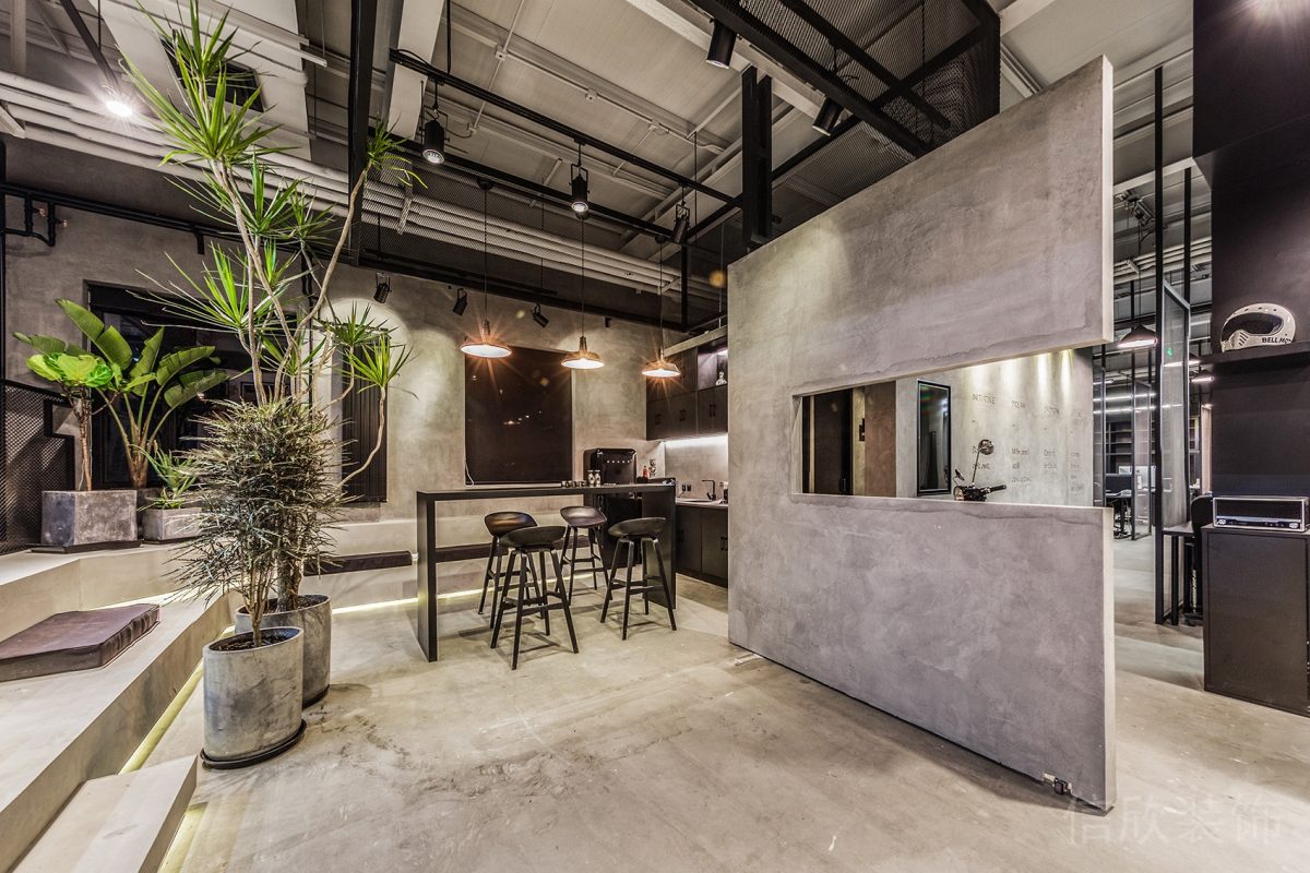 墻體鏤空設計灰色調復古工業風辦公室休息區裝修