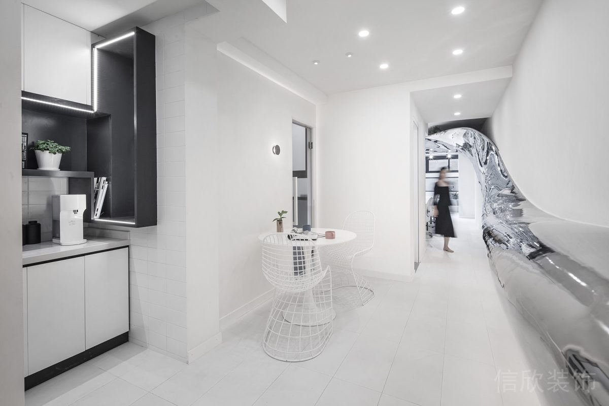 曲直相望的銀色藝術(shù)裝飾過(guò)道辦公室設(shè)計(jì)