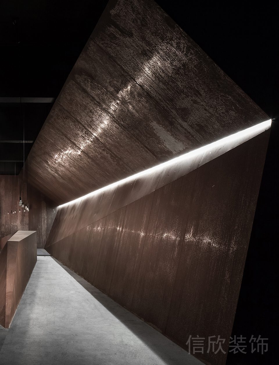 三角形墻壁中間鏤空式內嵌式燈條裝修灰色大理石地磚設計辦公室走廊