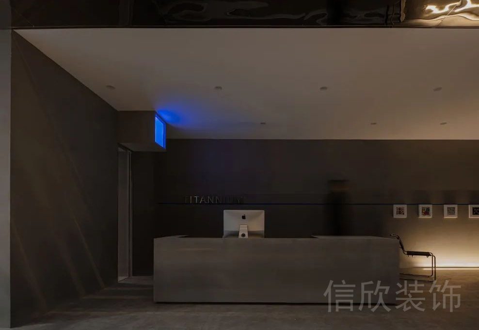 水泥灰半開放式前臺裝修灰色墻漆地板白色天花板設(shè)計