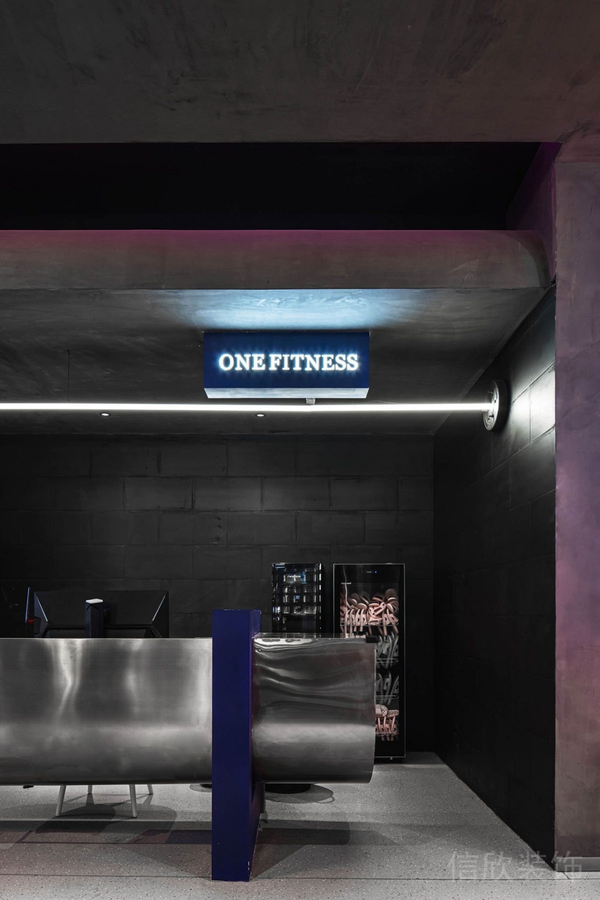 深圳市健身房裝修設計前臺區(qū)效果圖銀色弧線懸空金屬接待臺效果