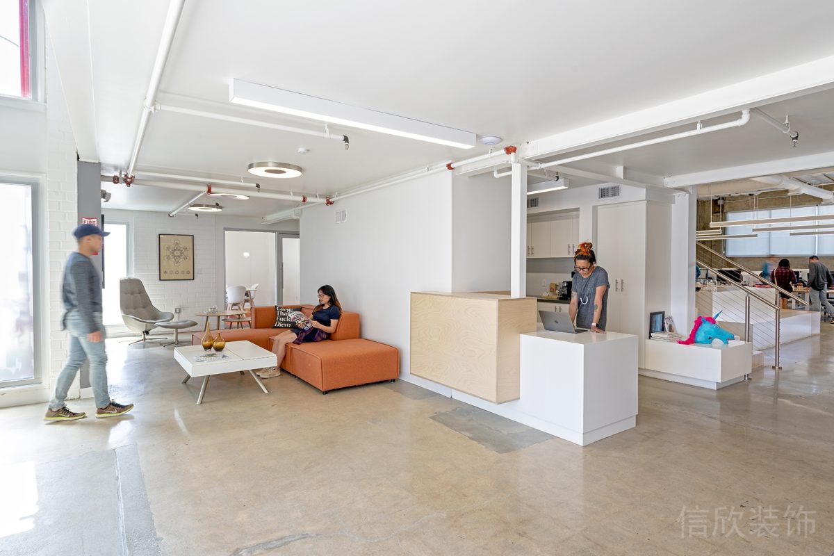 天花設計管道效果大廳接待處前臺休息區(qū)橙色布藝沙發(fā)裝修