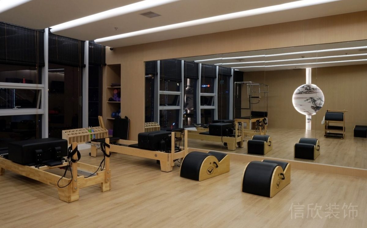 條形鏤空式內(nèi)嵌式燈帶天花板原木器材搭配原木地板普拉提教室設(shè)計(jì)圖