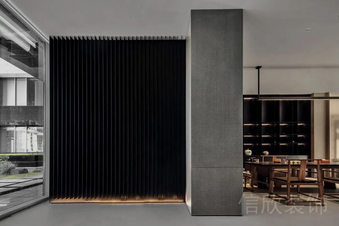 瓦楞板黑色墻體設計裝修墻柱效果辦公室裝修腳燈