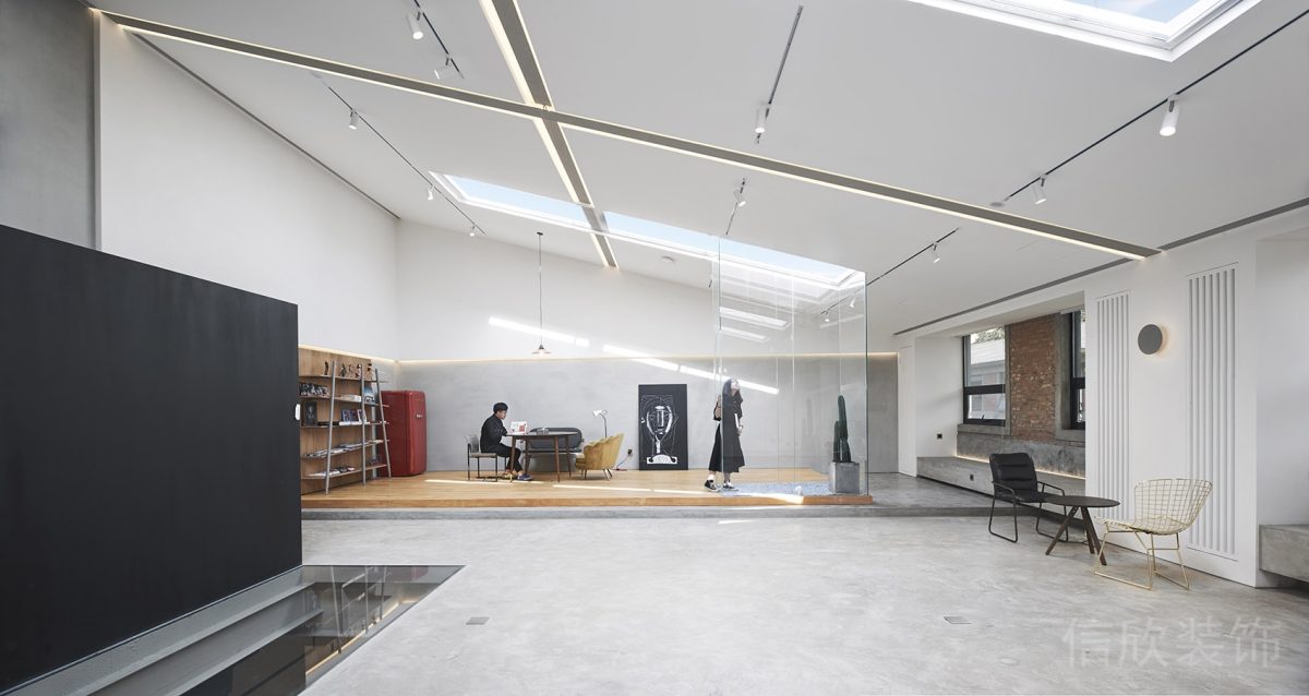 斜面天花純白設(shè)計地臺木質(zhì)工作室裝修圖