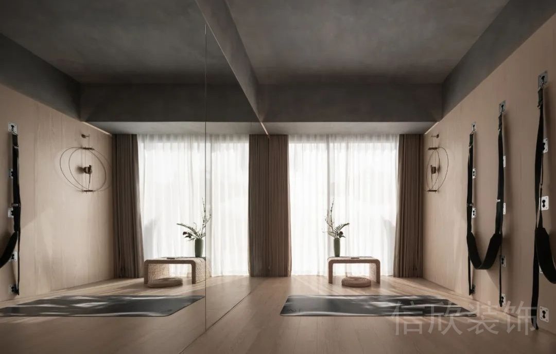 原木地板搭配水泥天花板設(shè)計鏡面玻璃裝修普拉提教室