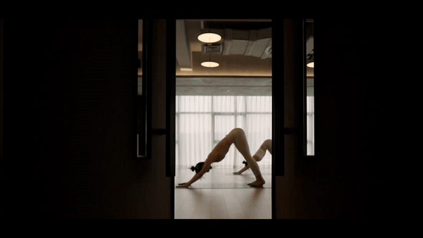 原木地板風全落地玻璃窗瑜伽教室裝修設計圖