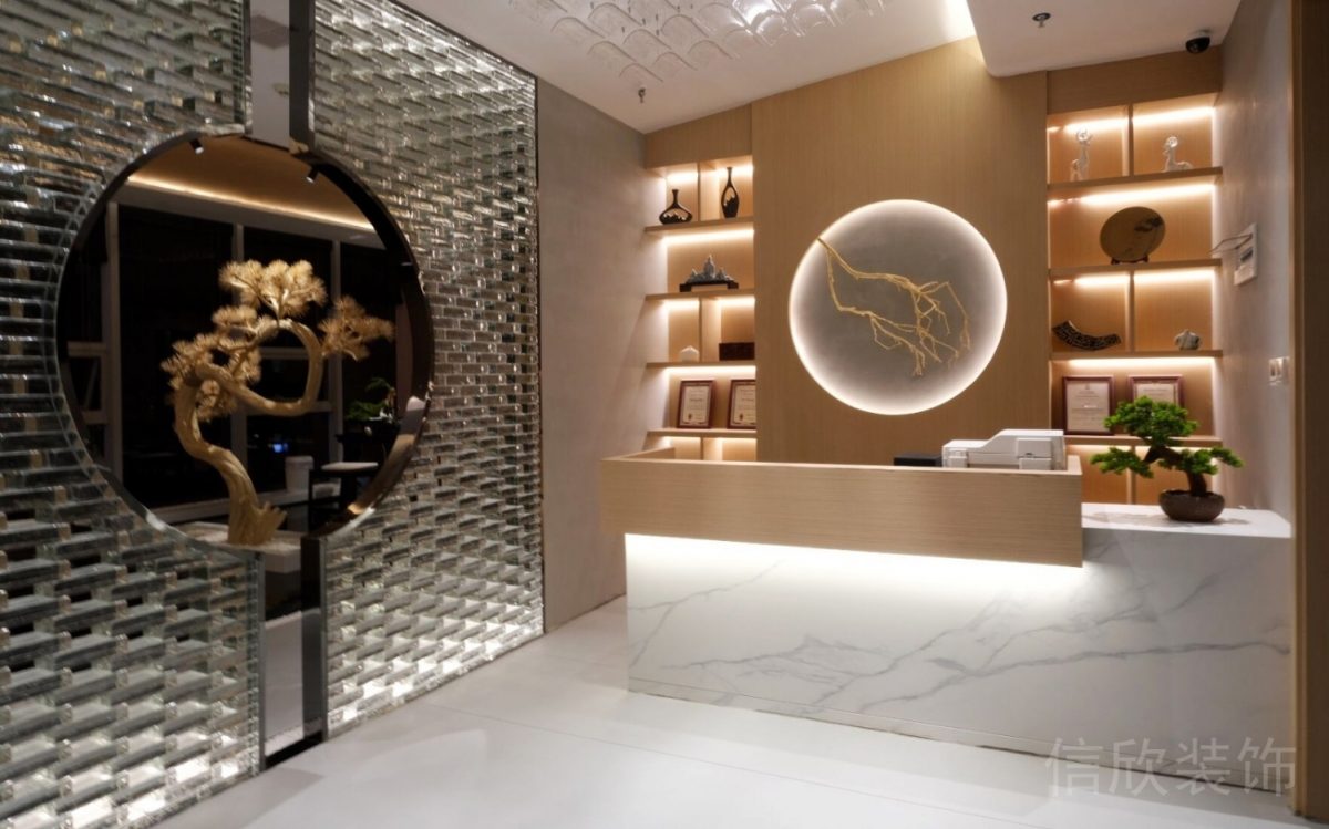 原木搭配大理石前臺(tái)鏤空式原木置物柜裝修