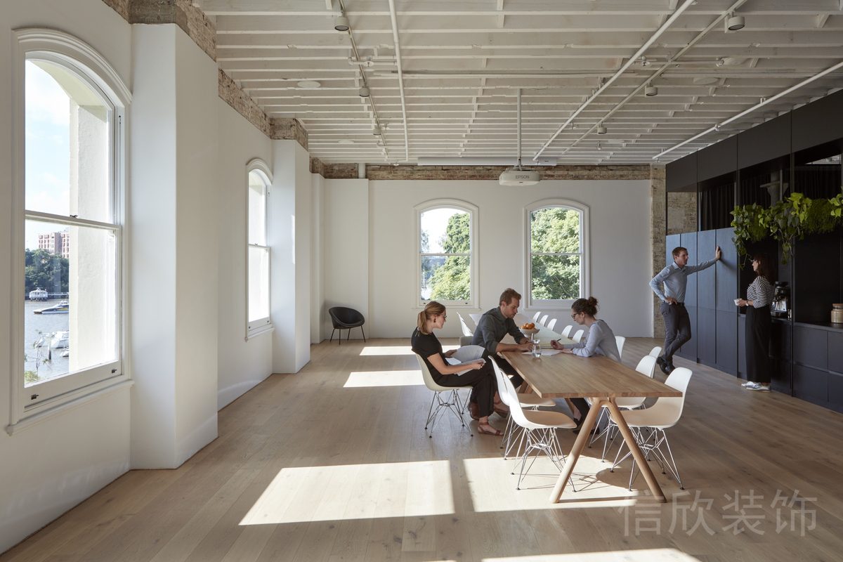 原木風(fēng)會議室裝修設(shè)計效果圖鏤空白色管道天花設(shè)計效果