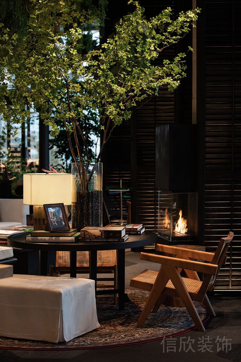 原木黑色圓桌搭配復(fù)古圖案圓形地毯?jiǎn)T工休息區(qū)效果圖