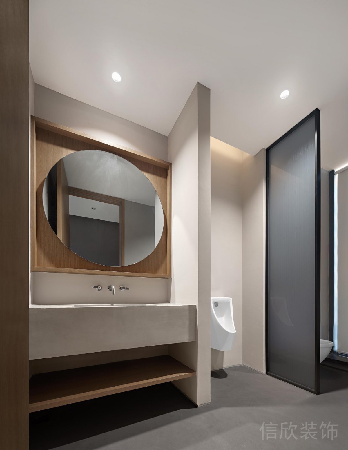 圓形鏡面現(xiàn)代簡約風洗手間原木風衛(wèi)生間裝修設計