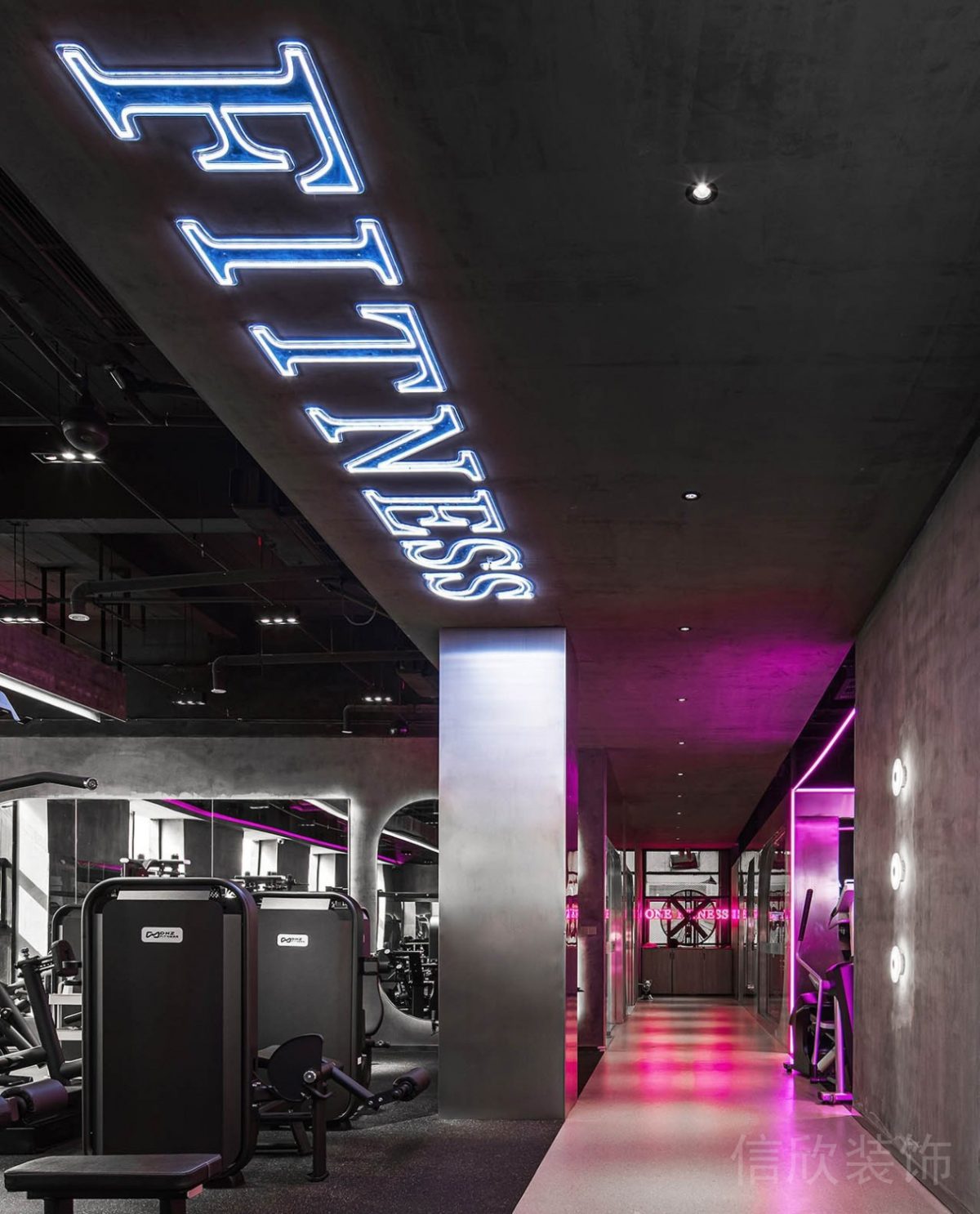 字母墻體天花設計效果銀色金屬墻體裝修大器械設計工業(yè)風裝修圖