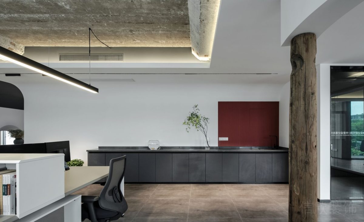 半墻黑色儲物柜設計圖辦公室裝修木質(zhì)天花效果