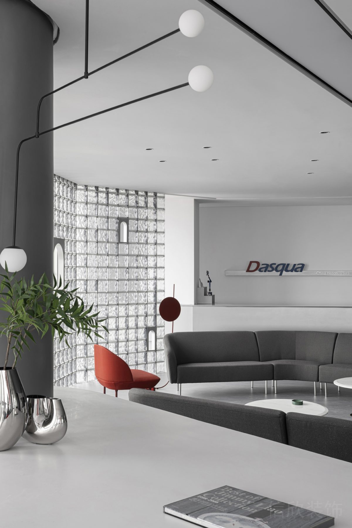 半墻設(shè)計(jì)弧線儲(chǔ)物柜大廳效果厚玻璃藝術(shù)設(shè)計(jì)鏤空墻體隔斷大廳辦公室裝修