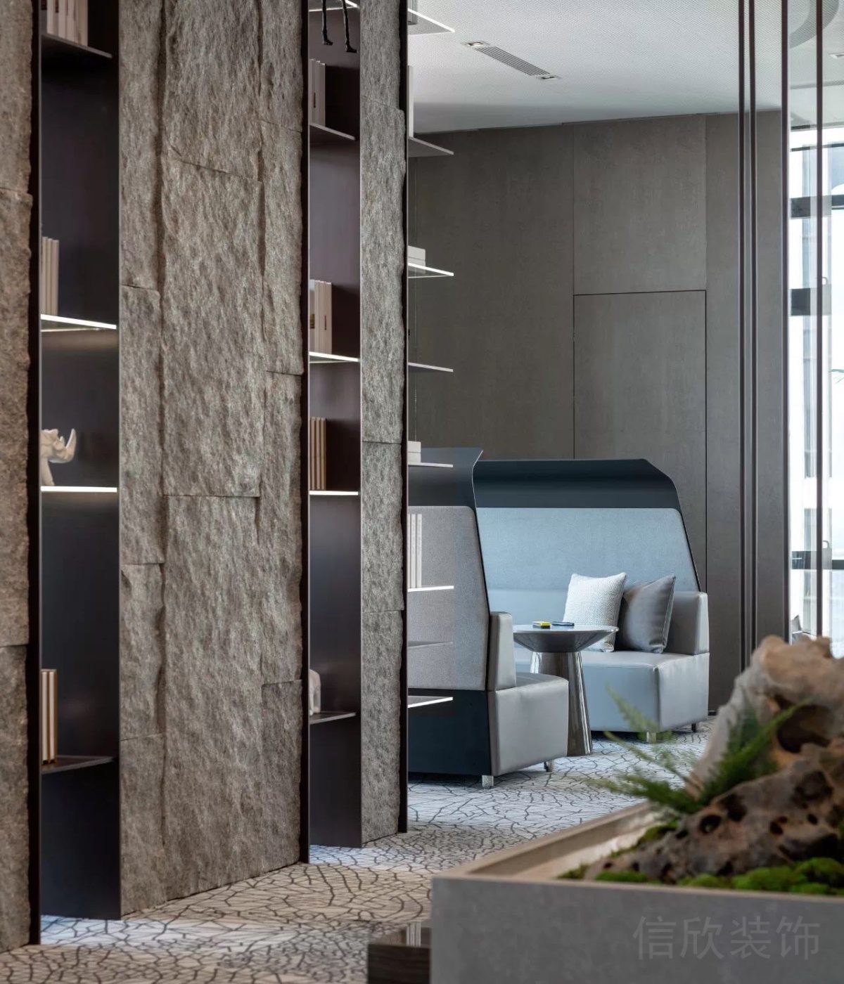 儲物設(shè)計效果圖石板材效果灰藍色沙發(fā)休息區(qū)辦公室裝修