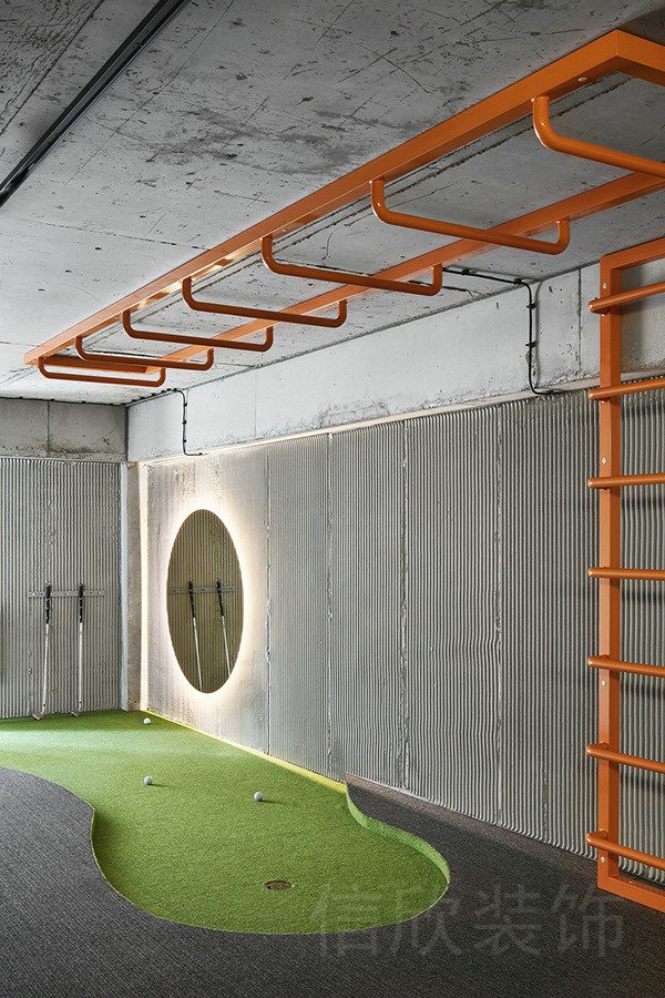 高爾夫室內(nèi)設(shè)計簡約員工活動室橙色金屬吊桿效果地臺草坪效果圖辦公室設(shè)計圖