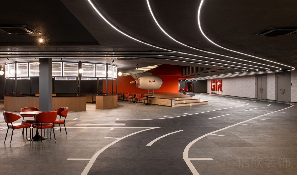 工業(yè)風(fēng)辦公室洽談區(qū)裝修弧線天花燈飾效果