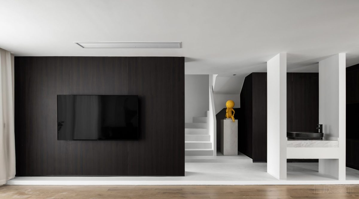 黑白色調(diào)深色木飾面墻柱鏤空效果白色設(shè)計洗手池過道