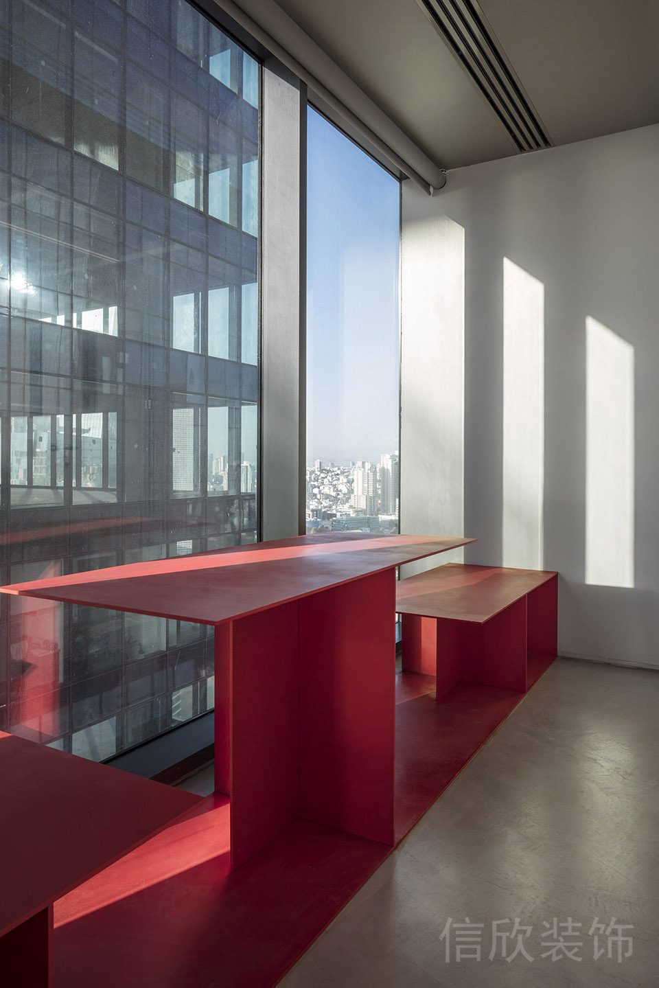 紅色極簡風矩形桌椅設(shè)計高透落地式玻璃裝修辦公室休息區(qū)裝修效果