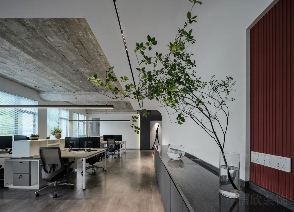 紅色鏤空隔斷墻體條紋效果圖裝修直線式長桌黑色茶水間工作區(qū)設計圖辦公室