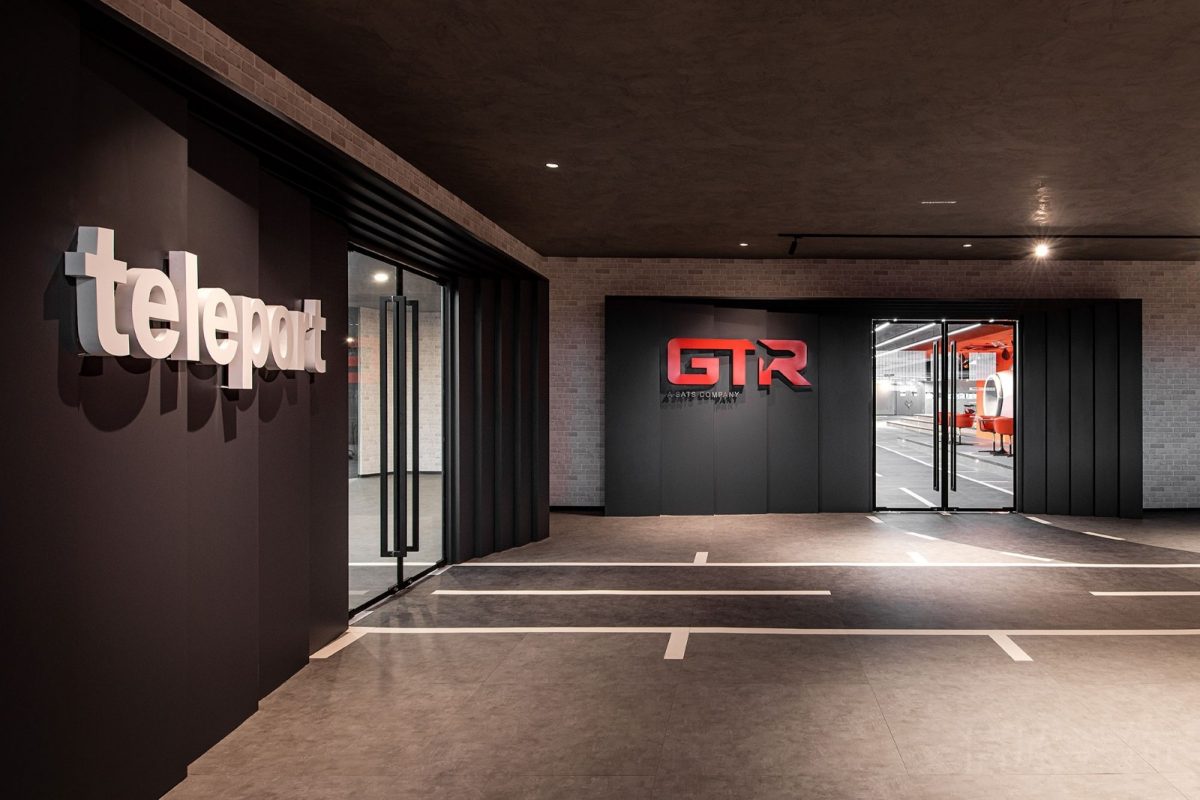 黑色墻體設(shè)計(jì)現(xiàn)代簡(jiǎn)約風(fēng)辦公室裝修紅色字母品牌圖案大廳裝修