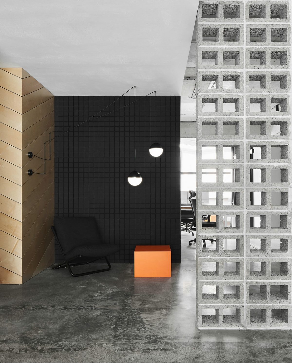 鏤空墻體方磚設(shè)計效果工業(yè)風過道pvc地板設(shè)計墻體黑色效果圖