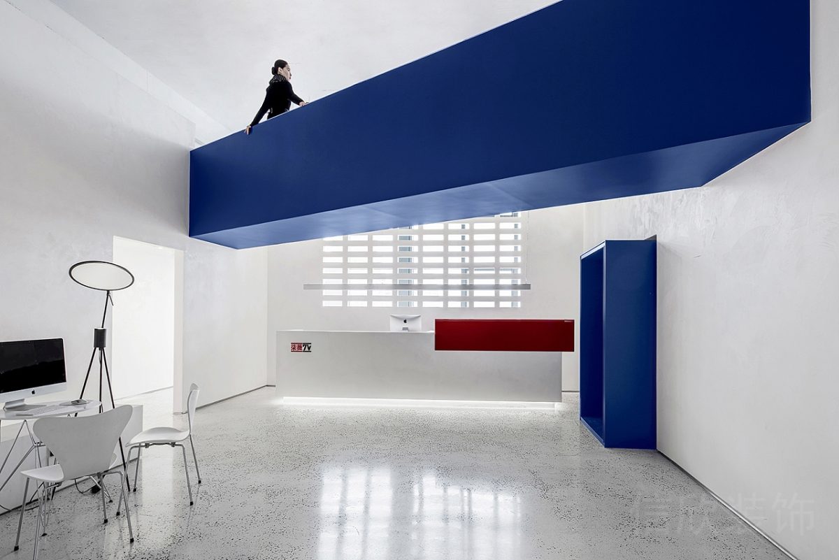 前臺區設計紅藍撞色效果水磨石地板辦公室效果直播間裝飾金屬簡約風