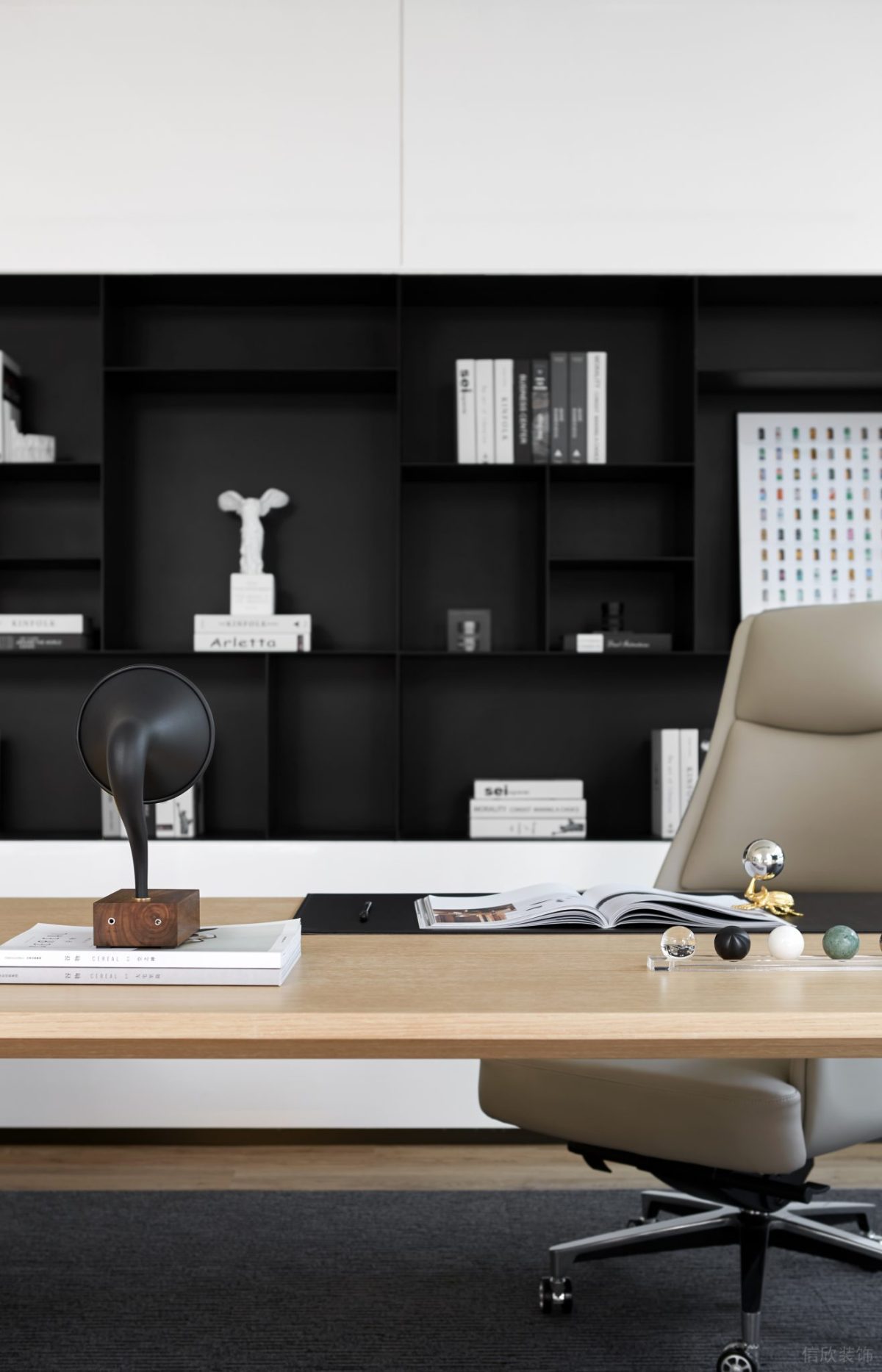 商務皮革座椅設計原木風桌板裝修辦公室裝修設計效果圖