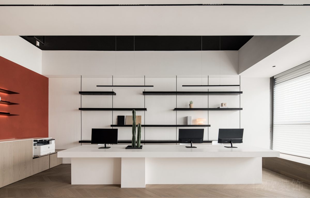 現(xiàn)代創(chuàng)意辦公室裝修設(shè)計(jì)效果簡(jiǎn)約風(fēng)墻體置物板設(shè)計(jì)黑色線條裝修