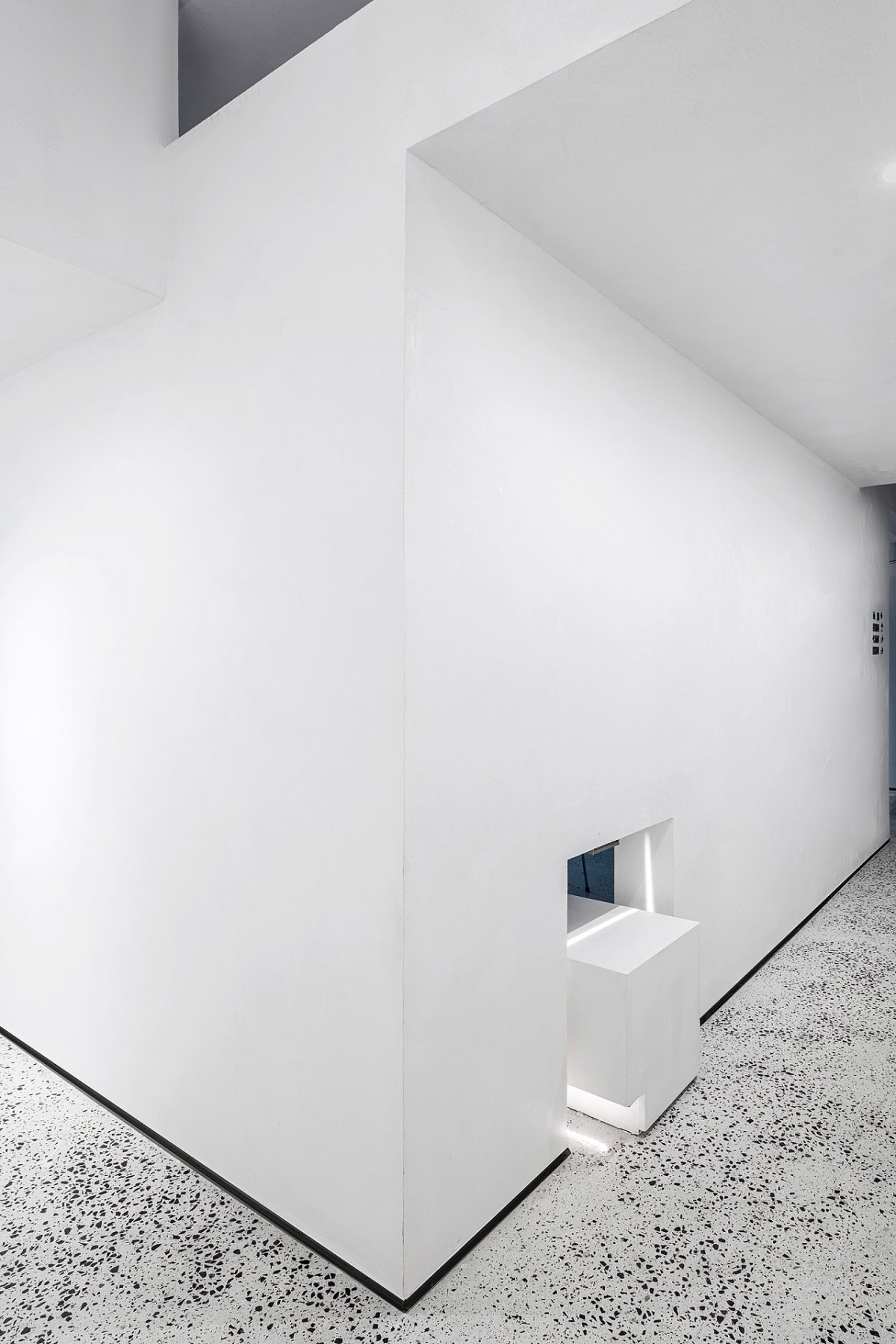 現(xiàn)代簡約風(fēng)辦公室走廊設(shè)計(jì)水磨石地板黑色金屬邊框內(nèi)嵌式鏤空墻體藝術(shù)感裝修