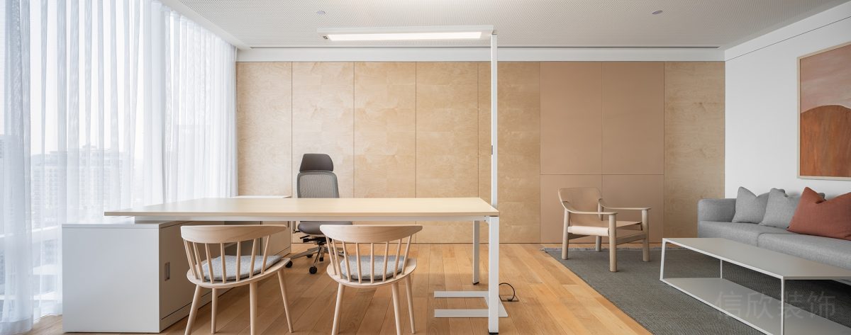 原木風(fēng)辦公室裝修效果圖地毯總裁辦公室裝修簡約燈飾工作桌一體式設(shè)計(jì)