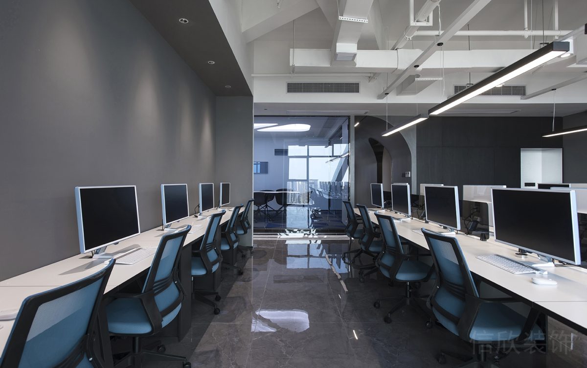 工位設(shè)計(jì)辦公室裝修天花燈飾吊頂現(xiàn)代簡約風(fēng)直線長桌裝修