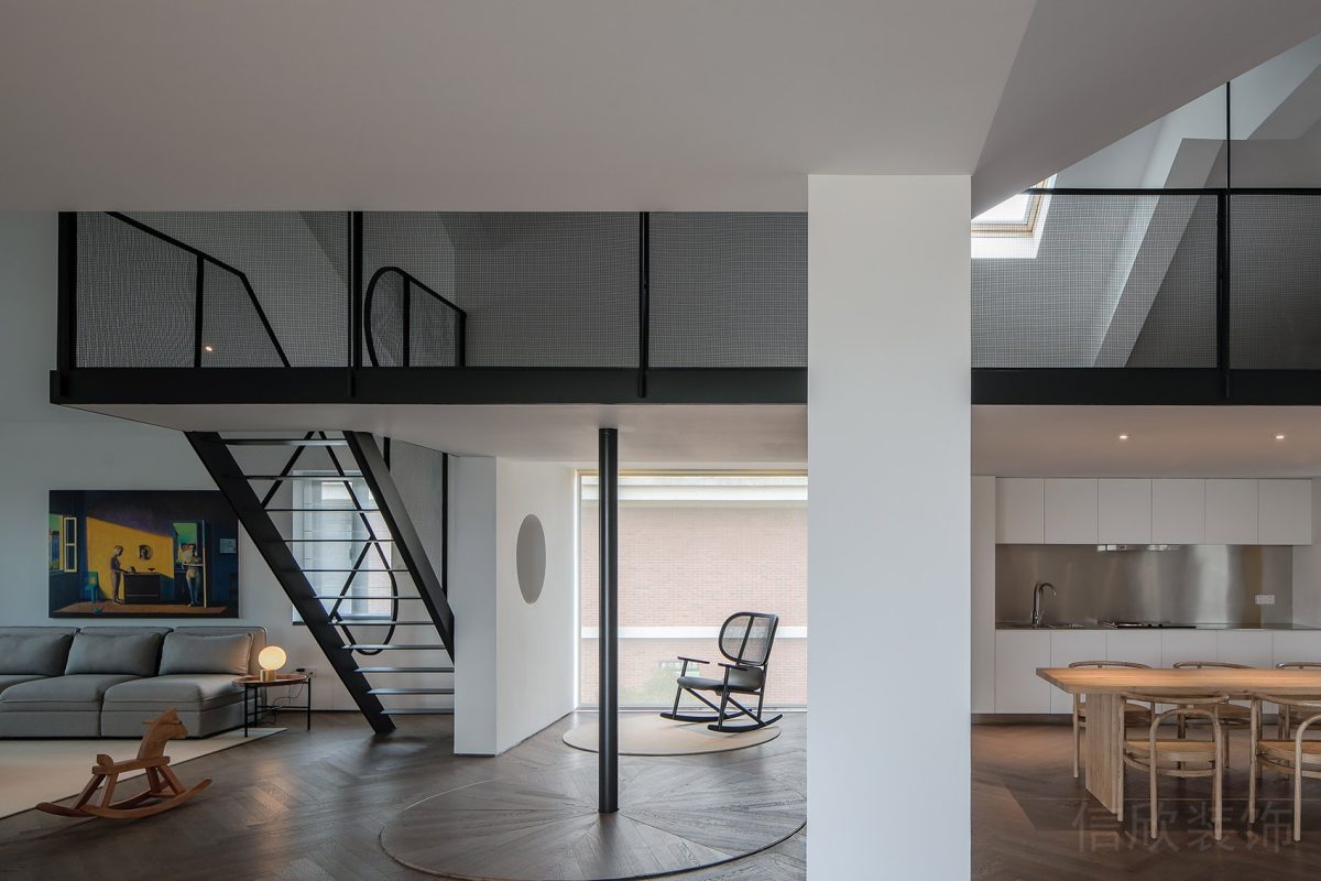 工作室創(chuàng)意設(shè)計(jì)黑色金屬墻柱效果墻柱過(guò)道設(shè)計(jì)辦公室木質(zhì)地板