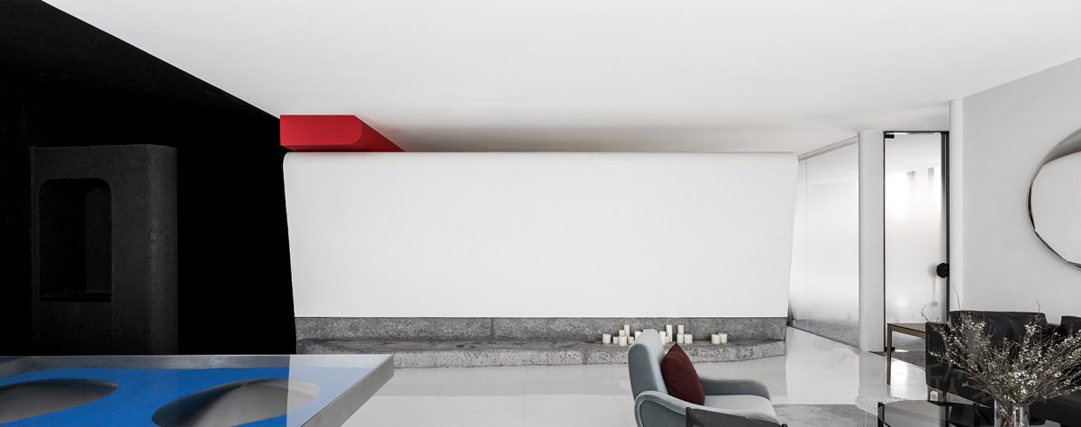 紅藍(lán)撞色色彩藝術(shù)搭配效果效果過道白色墻體效果半墻新中式