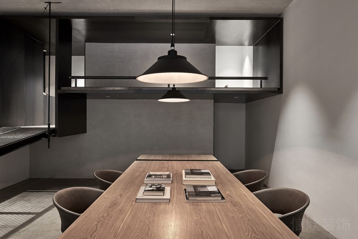 黑色半墻金屬過(guò)道設(shè)計(jì)木質(zhì)長(zhǎng)桌辦公室會(huì)議室設(shè)計(jì)