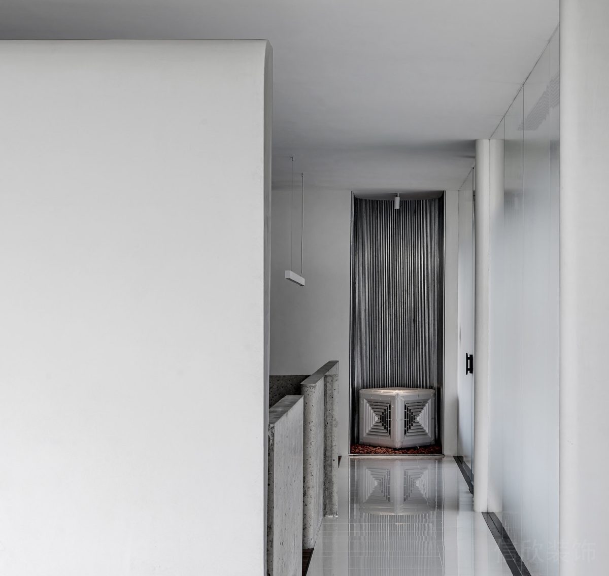 灰色調(diào)效果裝修大理石瓷磚效果裝修黑色墻體隔斷裝修過道辦公室設(shè)計(jì)